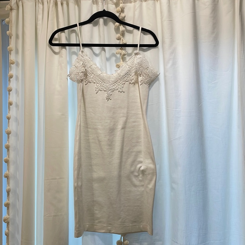 Beautiful White Lace Accented Dress! Sleeves for Shoulders and Zipper Back